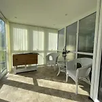Апартаменти Serene Countryside Escape With Parking Бристоль