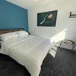 Serene Countryside Escape With Parking *