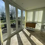 Serene Countryside Escape With Parking בריסטול