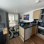 Serene Countryside Escape With Parking * בריסטול