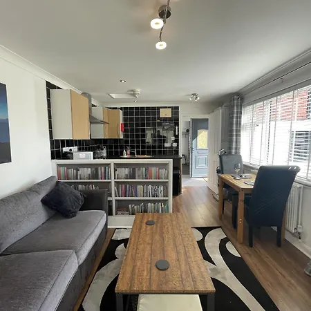 Serene Countryside Escape With Parking