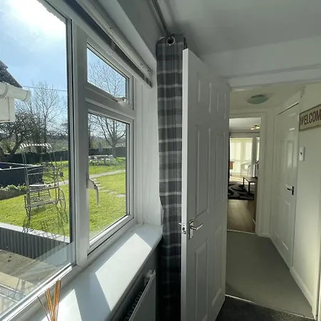 Serene Countryside Escape With Parking