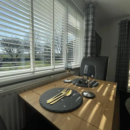 Serene Countryside Escape With Parking *