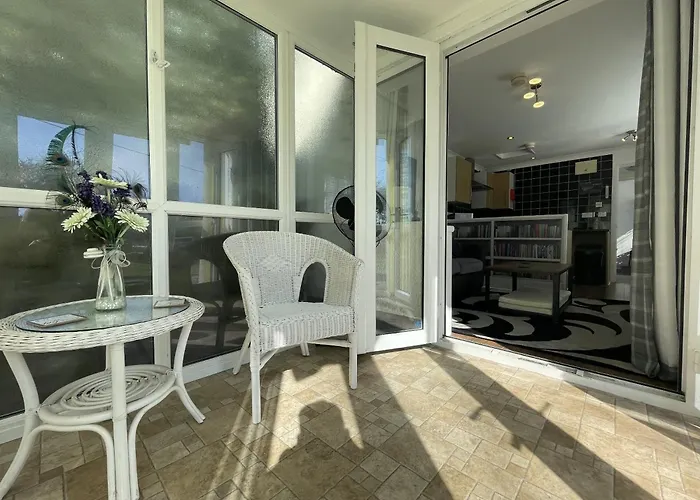 Serene Countryside Escape With Parking