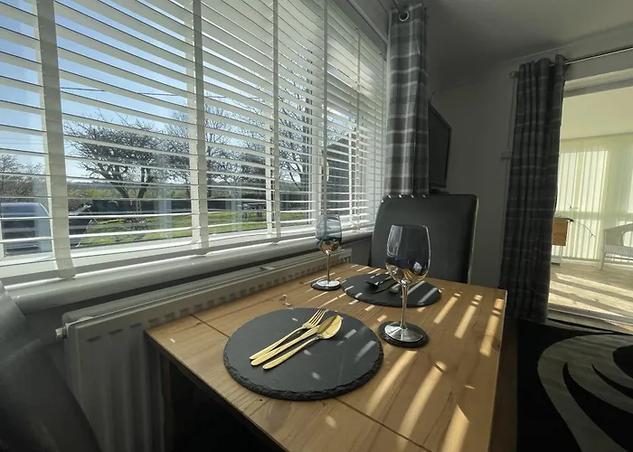 Serene Countryside Escape With Parking *