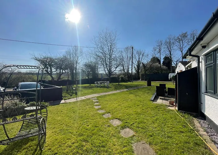 Apartment Serene Countryside Escape With Parking