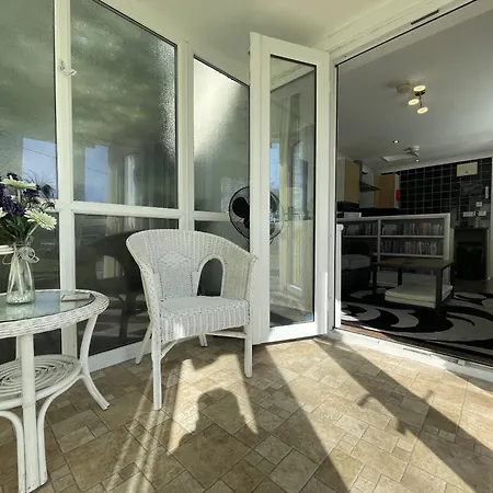 Serene Countryside Escape With Parking