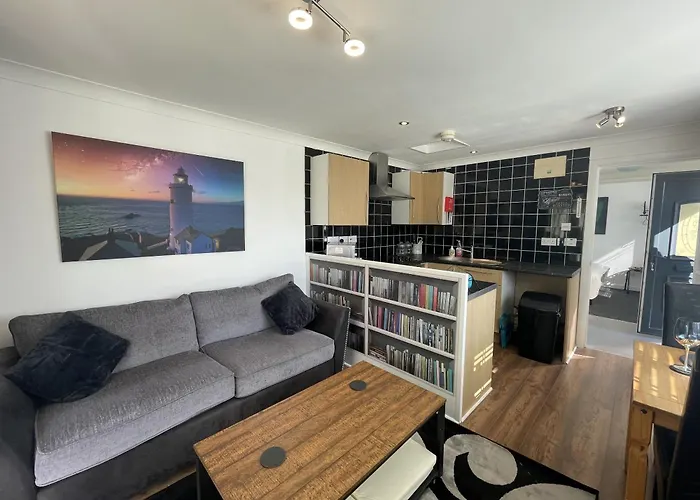 Serene Countryside Escape With Parking